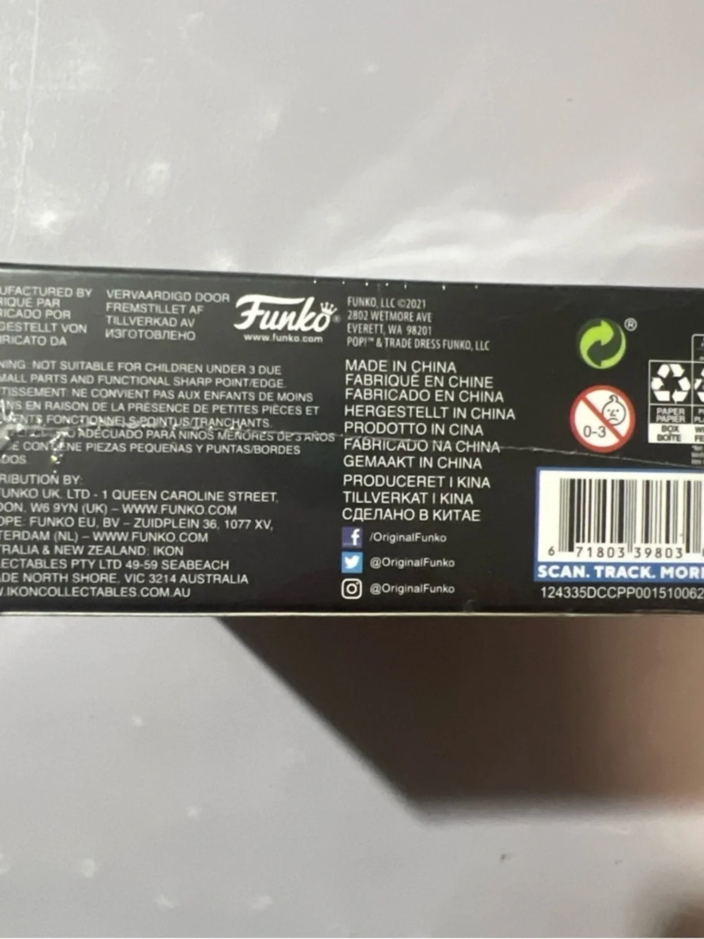 DC Comics Bombshells Poison Ivy Enamel Pin - Green & Orange Hair - Picture 6 of 7